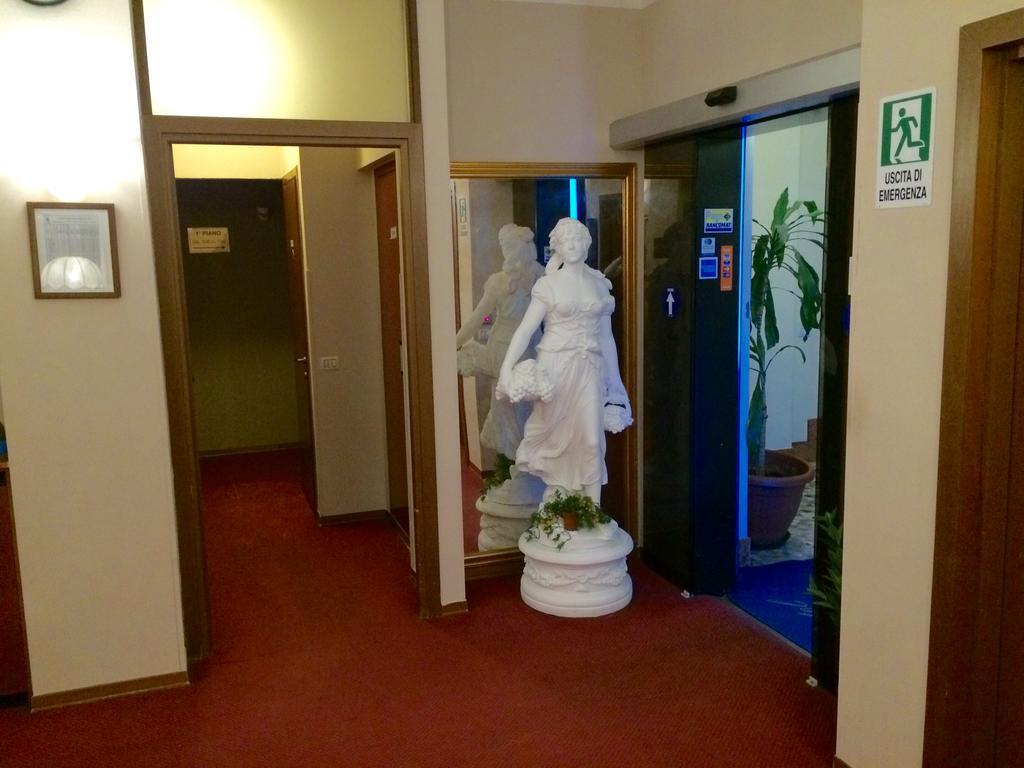 Royal Hotel Milan Bagian luar foto